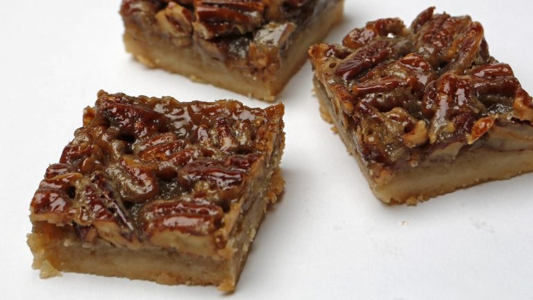 Read more about the article Maple Pecan Shortbread Squares